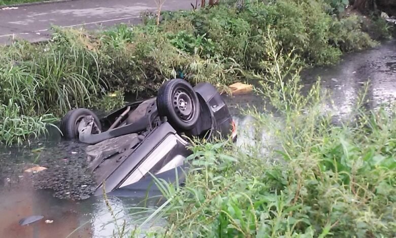 Motorista cai em canal durante temporal