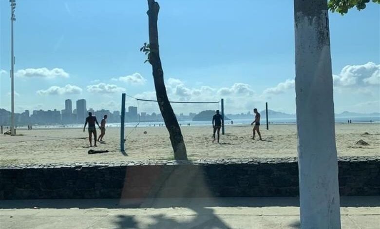 Apesar do decreto, banhistas de São Vicente praticam esporte