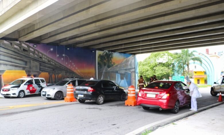 Barreiras sanitárias são montadas na Baixada