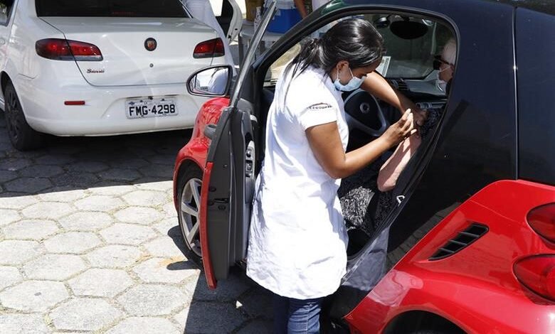 Baixada Santista inicia vacina em idosos com 72 anos