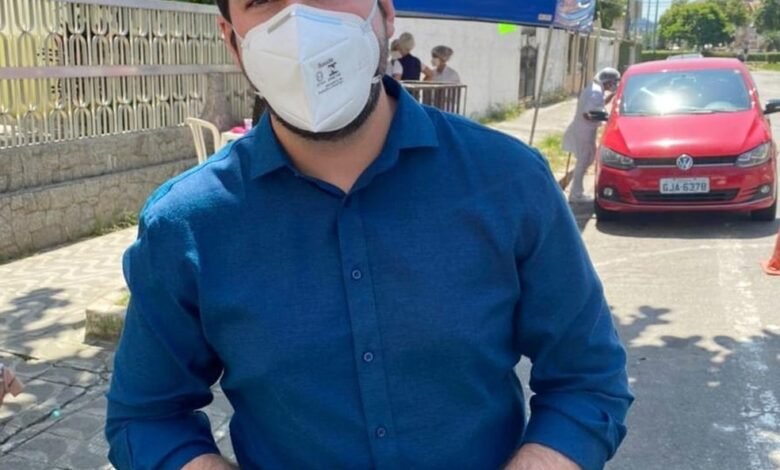 Prefeito de São Vicente pede que idosos se vacinem