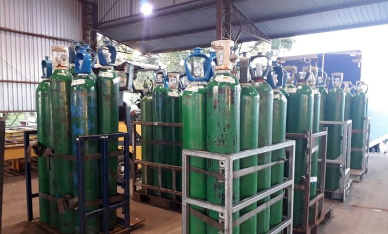 A Agência Nacional de Vigilância Sanitária (Anvisa) disponibilizou na internet informações sobre os níveis de produção, abastecimento e distribuição de oxigênio no Brasil. Os dados podem ser acessados em um painel específico. Segundo a agência, ainda faltam informações de empresas, o que inclusive dificulta visualizar uma totalização nacional. Os primeiros dados, relativos ao período de 13 a 17 de março, trazem um universo de 100 empresas atuando na produção de oxigênio. Do total fornecido, 71,7% eram de companhias privadas, 25,9% de instituições públicas e 2,46% de distribuidoras. São Paulo é o estado com o maior volume de fabricação de oxigênio no período analisado, com 7,3 milhões de metros cúbicos (m3), seguido por Minas Gerais (2,5 milhões de m3) e Rio de Janeiro (2 milhões de m3). Os estoques de produção mostrados no painel são pequenos. O estado com o maior estoque é o Amazonas: 1,17 milhão de m3. Quando considerado o envase do oxigênio em cilindros, São Paulo novamente é o primeiro do ranking, com 1,18 milhão de m3. Em seguida vêm Ceará (1 milhão de m3) e Minas Gerais (875 mil de m3). Assim como na fabricação, nos cilindros, o Amazonas detém o maior estoque, com 1,17 milhões de m3. Em comunicado oficial, a Anvisa explica que os dados sobre estoque devem ser observados de acordo com a capacidade de cada estado. “Eventuais dados de estoque zerados podem ocorrer devido à ausência de fornecimento de informações por parte das empresas ou por inexistência de empresas no estado. Assim, estados como o Acre, onde não existem empresas produtoras, não constarão no painel”, explica o informe. Plano nacional O Ministério da Saúde anunciou hoje (23) o Plano Oxigênio Brasil, com o intuito de dar auxílio a estados e municípios no abastecimento deste insumo. Segundo a pasta, os estados com mais dificuldade são Acre, Amapá, Ceará, Mato Grosso, Paraná, Rio Grande do Norte e Rondônia. De acordo com a pasta, já começaram a ser transportados cilindros e estruturas relacionadas à oferta de oxigênio de Manaus para outras localidades. Serão deslocados 120 concentradores para o Rio Grande do Norte e 200 para o Paraná. Também serão enviadas duas usinas de oxigênio para Santa Catarina, uma para o Acre e outra para Rondônia. Ainda conforme o Ministério da Saúde, foi feita requisição de envio a partir de São Paulo de 400 cilindros para Rondônia, 240 para o Acre, 160 para o Rio Grande do Norte, 100 para o Ceará e 100 para a Região Sul.