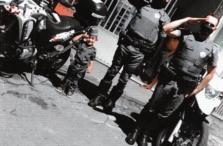 Policiais reforçam os laços com a comunidade