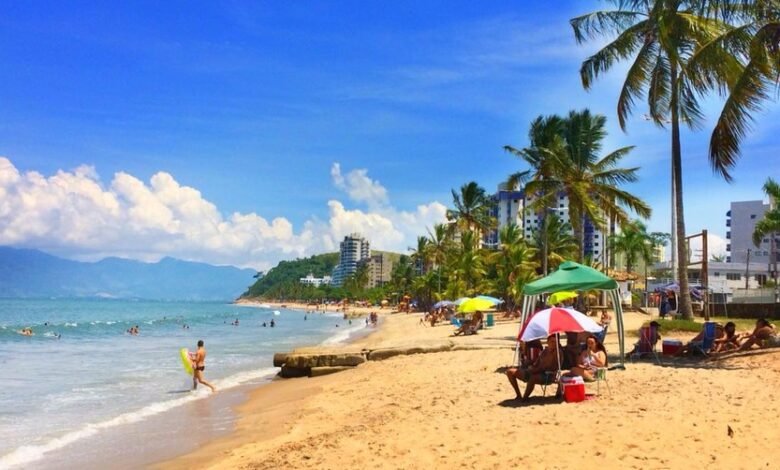 Praia de Caraguatatuba fica movimentada antes da fase emergencial