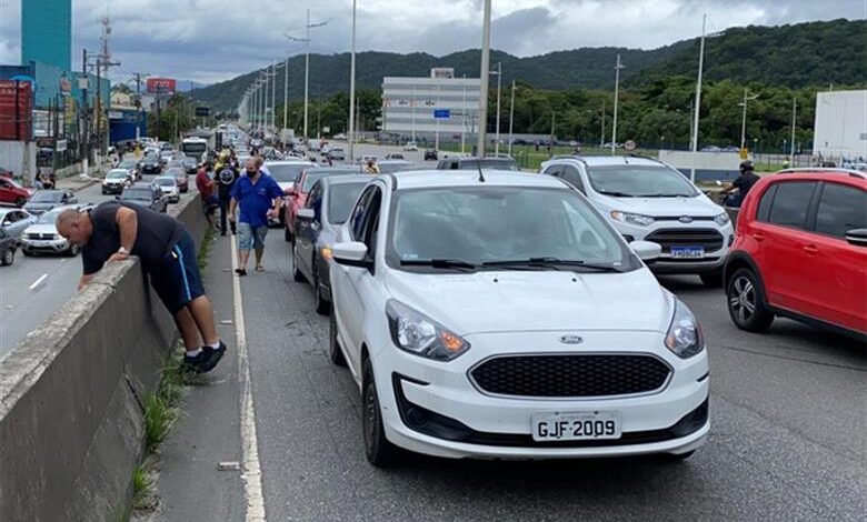 Avenida de Praia Grande é palco de manifestação dos empresários