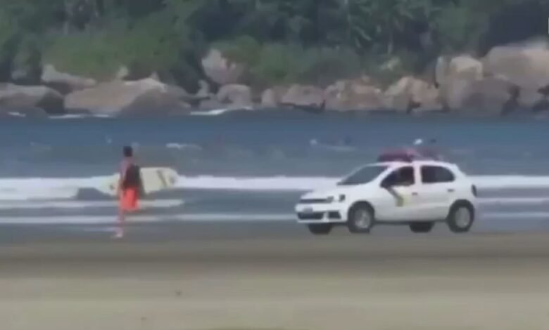 Um pega-pega acontece em praia de São Vicente