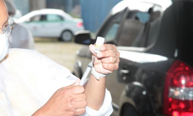 Baixada Santista inicia vacina com idosos de 69 anos