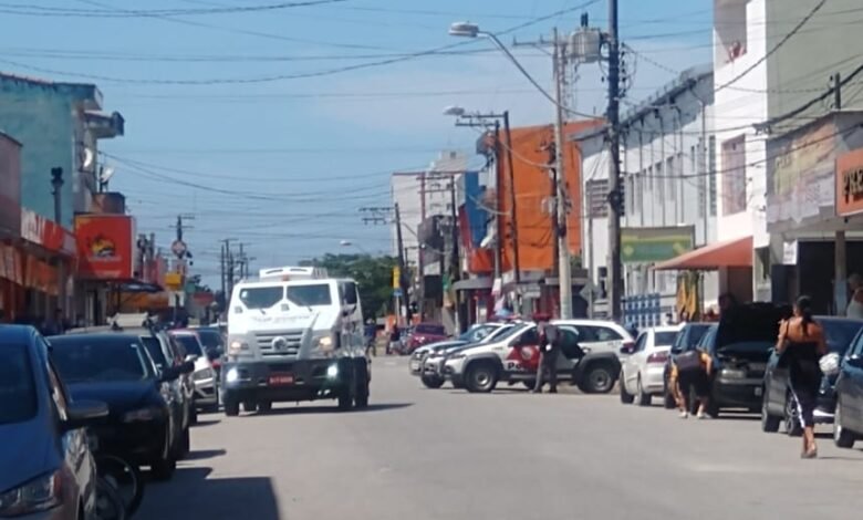Criminosos usam metralhadoras para roubar carro-forte