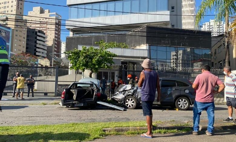 Carros se envolvem em acidente em avenida de Santos