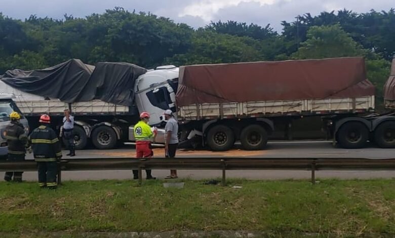 Duas carretas batem e deixa um ferido na Anchieta