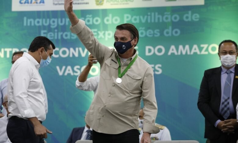 O presidente Jair Bolsonaro voltou a culpar gestores municipais e estaduais pelo aumento do desemprego no país. Ele participou, na tarde desta sexta-feira