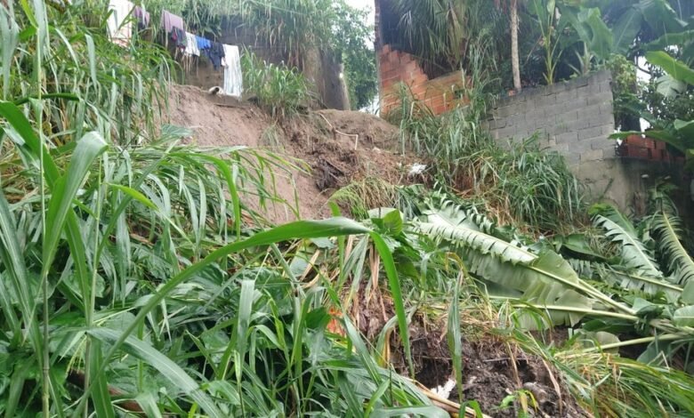 Casa sofre com deslizamento de terra em São Sebastião