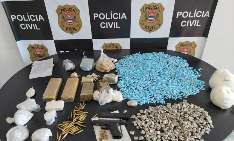 Drogas e armas são apreendidas em bairro de Santos