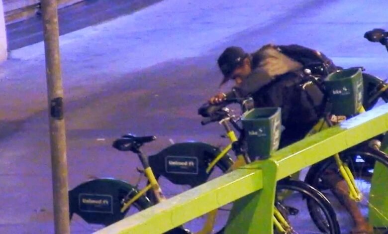 Homem é flagrado furtando bicicletas públicas e vai preso