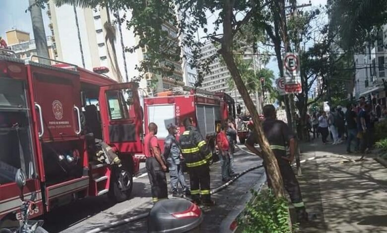 Sala de prédio comercial de Santos pega fogo