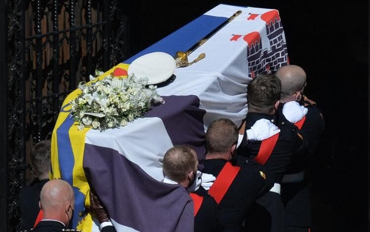 Um antigo jipe modificado pelo próprio príncipe Philip vai carregar hoje o caixão do marido da rainha Elizabeth II na cerimônia fúnebre no palácio de Windsor,