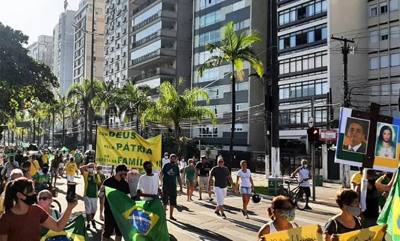Protesto exige reabertura de comércio em Santos