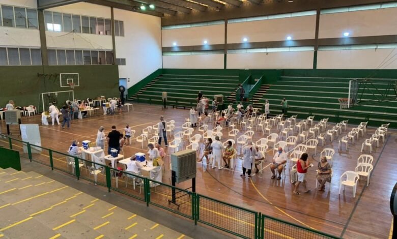 Vacina em profissionais da educação começa na Baixada