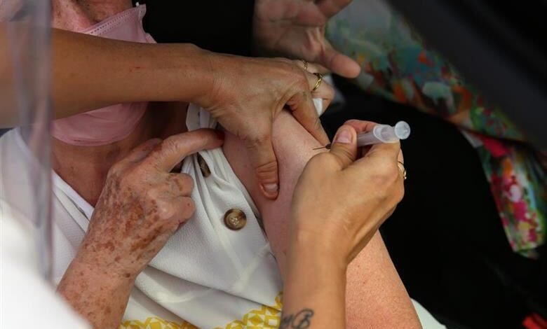 Santos adianta vacina com idosos de 64 anos