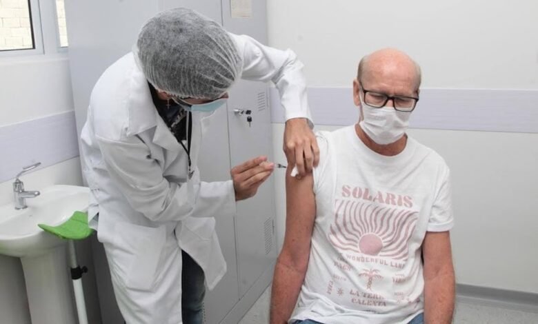 Idosos com mais de 60 anos terão de tomar dose de reforço contra a Covid, anuncia Marcelo Queiroga