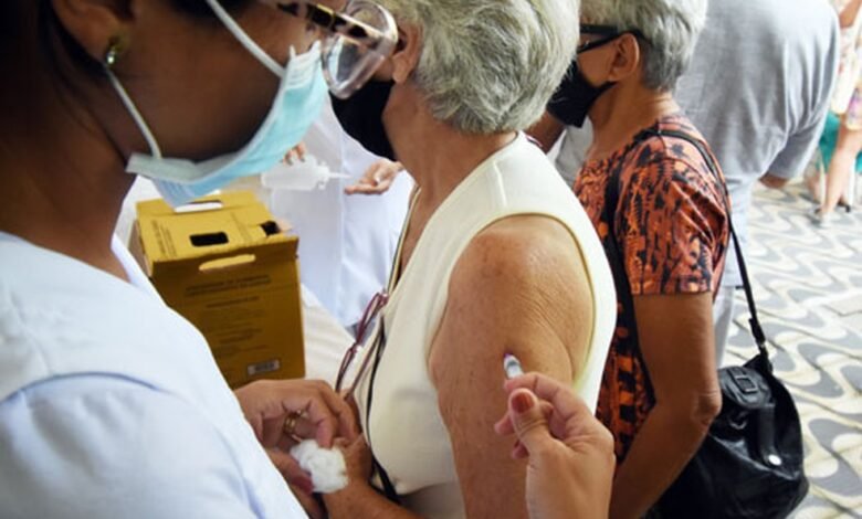 Mortes de idosos em Santos caem 42% após segunda dose da vacina