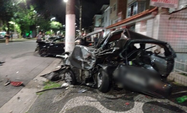 Carro descontrolado bate em veículos estacionados em Santos