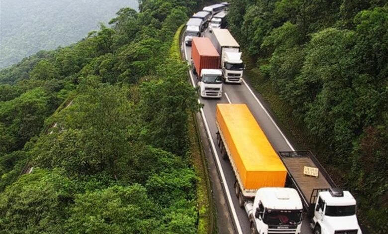 Carretas se envolvem em acidente e congestionam a Anchieta