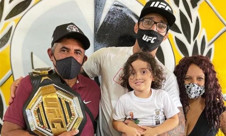 Charles do Bronx volta ao Guarujá e é recebido como um campeão
