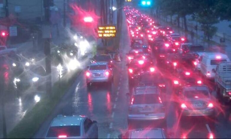 Travessia tem mais de uma hora de fila entre Santos e Guarujá