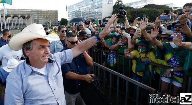 Bolsonaro: "Tem uns idiotas do 'fique em casa'"