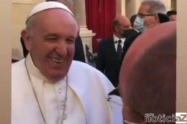 O papa não é brasileiro. Mas sabe que aqui é muita cachaça e pouca oração