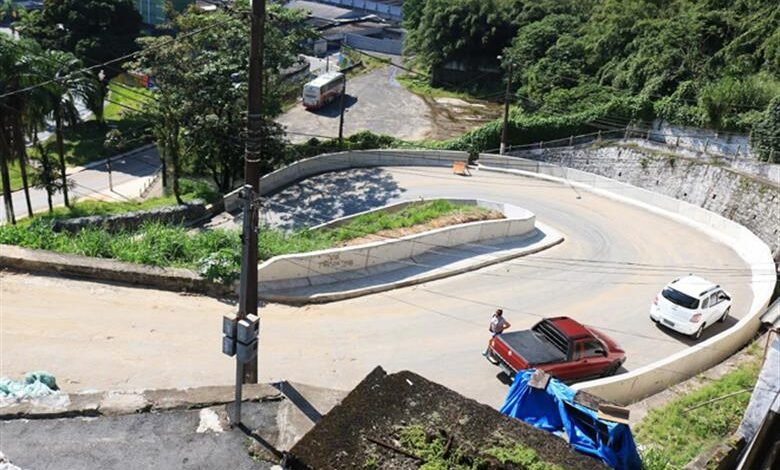Rua de morro de Santos tem obras de melhorias para o tráfego de veículos
