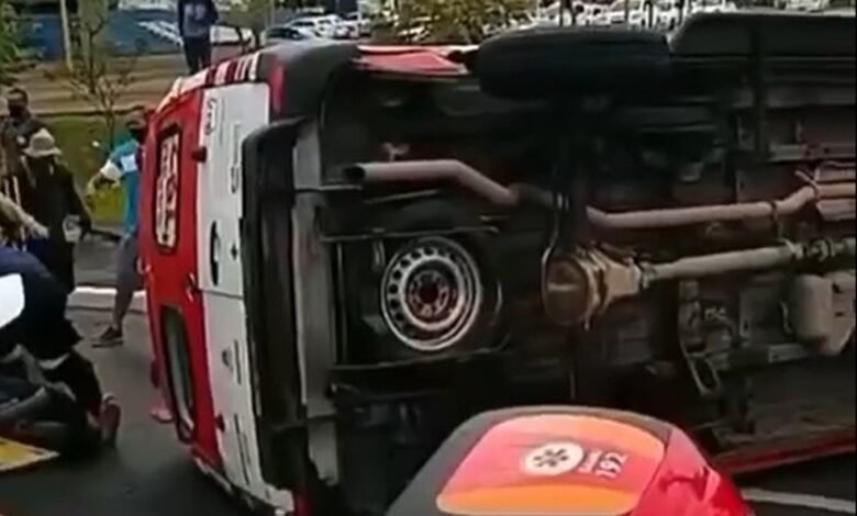 Ambulância do SAMU é atingida por veículo e tomba com paciente dentro