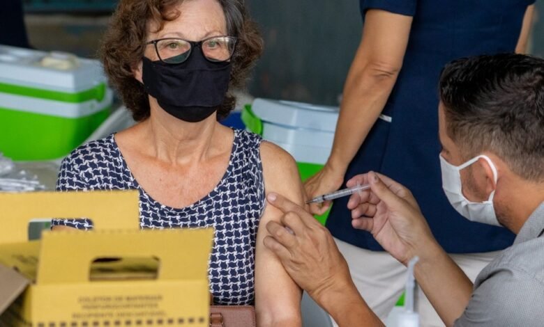 Idosos com 62 anos são vacinados em São Sebastião