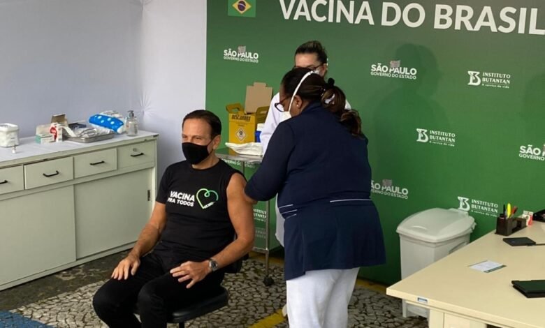 Primeira vacinada contra Covid-19 imuniza governador de São Paulo