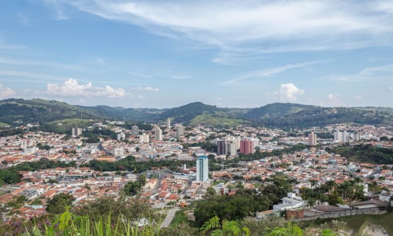 A cidade de Amparo iniciou nessa sexta-feira (4) um lockdown que vai funcionar por dois finais de semana. A cidade, que já tinha adotado a volta à fase