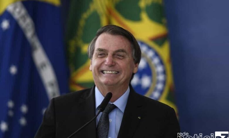 O representante de uma empresa vendedora de vacinas afirmou, em entrevista ao jornal Folha de S. Paulo, que recebeu, o pedido de propina de US$ 1 por