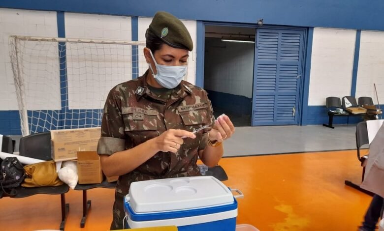 Exército ajuda a vacinar pessoas contra a Covid-19 no Guarujá
