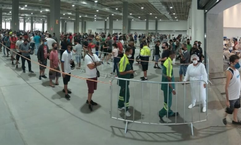 No feriado, Santos tem longas filas por vacina contra Covid-19