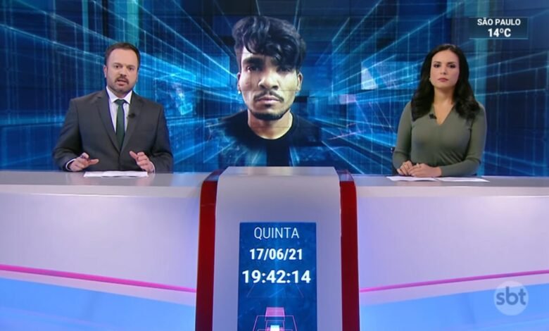 O Jornal SBT Brasil começou e o apresentador Marcelo Torres trocou o nome do serial killer Lázaro Barbosa na reportagem mais importante do dia.