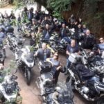 Grupo de motociclistas se prepara para uma longa aventura
