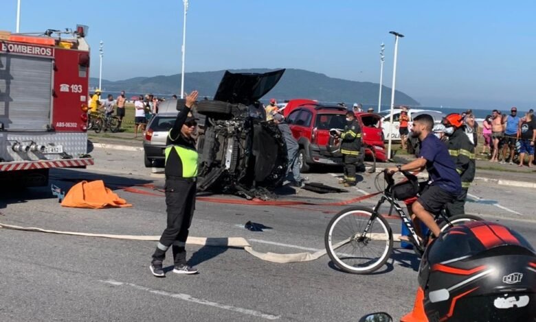 Carro desgovernado bate em cinco veículos e capota em São Vicente