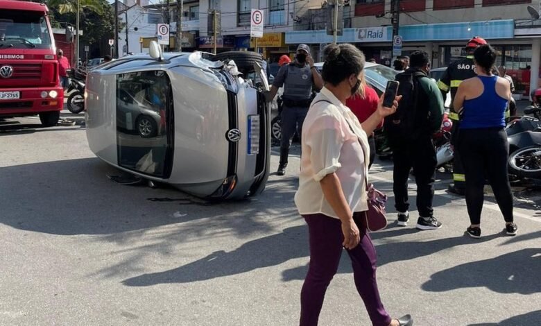 Motorista bate em carro estacionado e tomba em Itanhaém