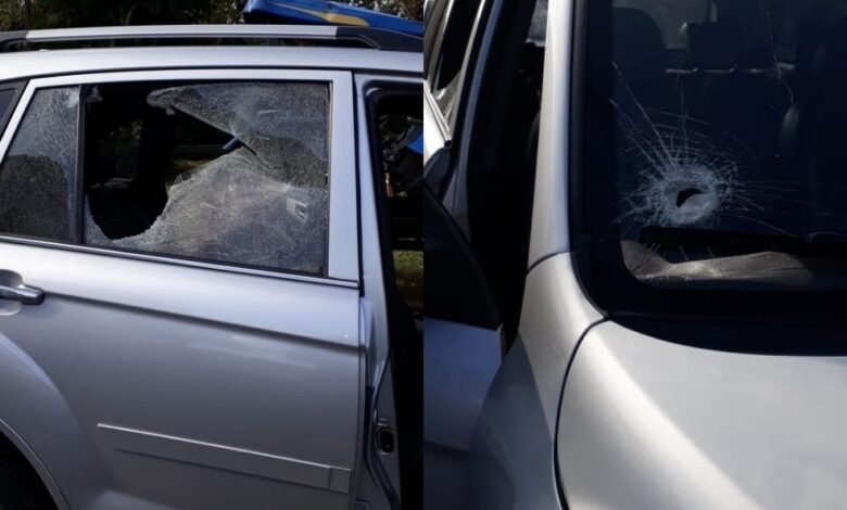 Carro é atingido por pedras em rodovia de Guarujá