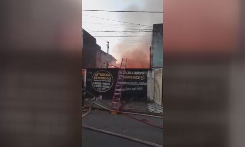 Casa pega fogo em São Vicente