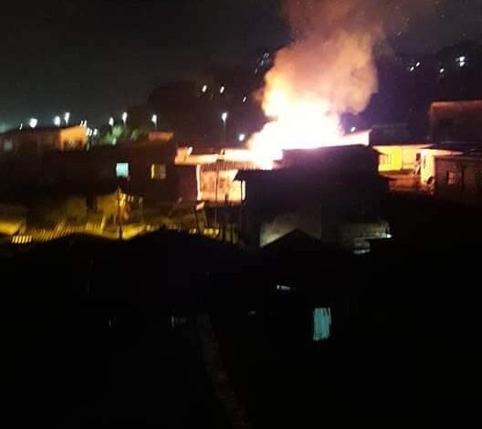 Comunidade de Santos é atingida por incêndio