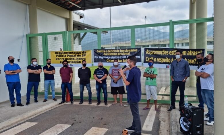 Servidores e policiais fazem protesto contra novo CPP em São Vicente