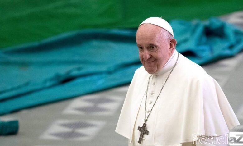 Papa Francisco se recupera de cirurgia, mas permanece no hospital
