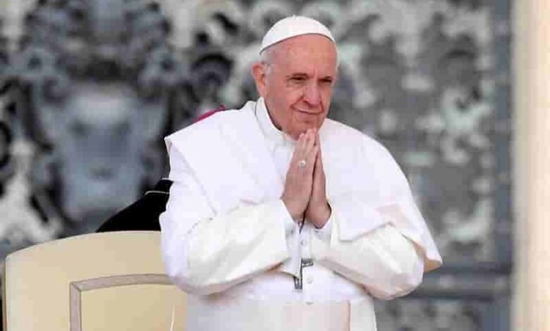 O papa Francisco foi internado no hospital Gemelli de Roma neste domingo (4) para uma cirurgia intestinal programada, disse o Vaticano. É a primeira vez