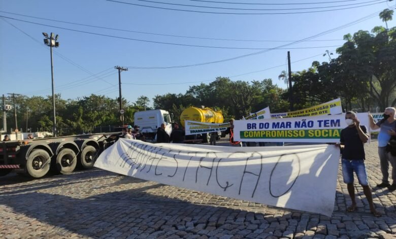 Caminhoneiros protestam na entrada do Porto de Santos